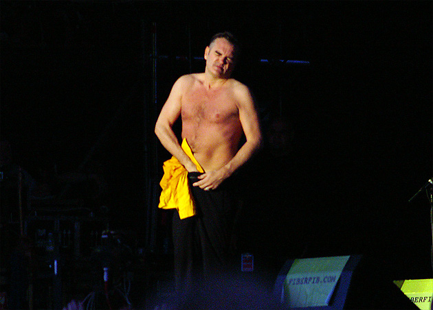 morrissey y su camisa amarilla
