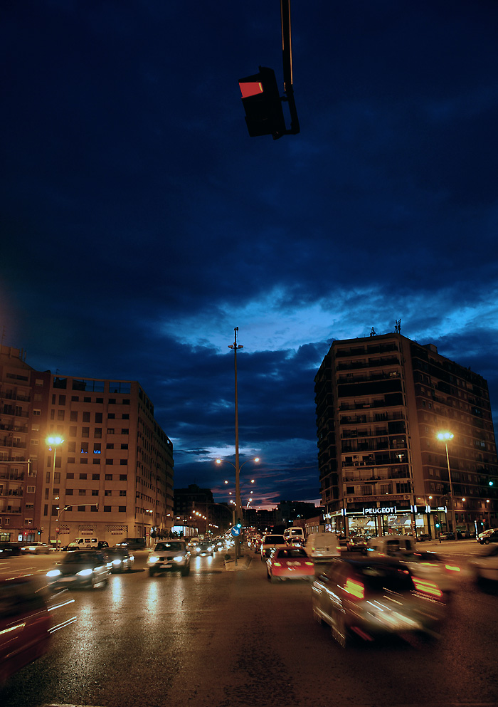 semáforo en rojo sobre cielo azul