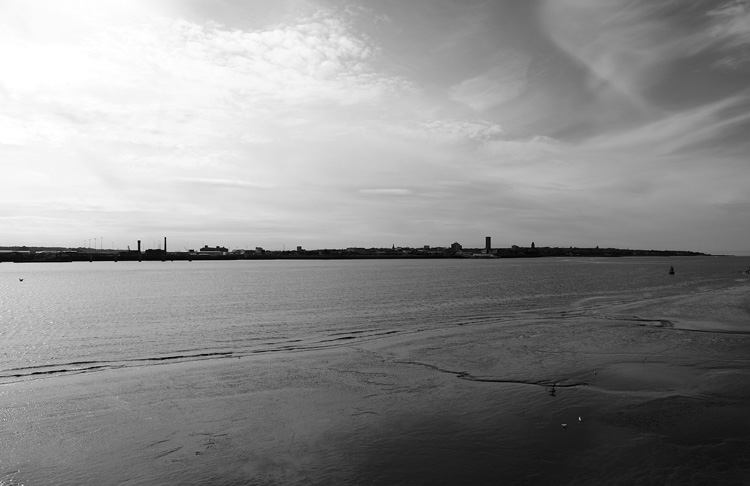 marea baja en el puerto de liverpool