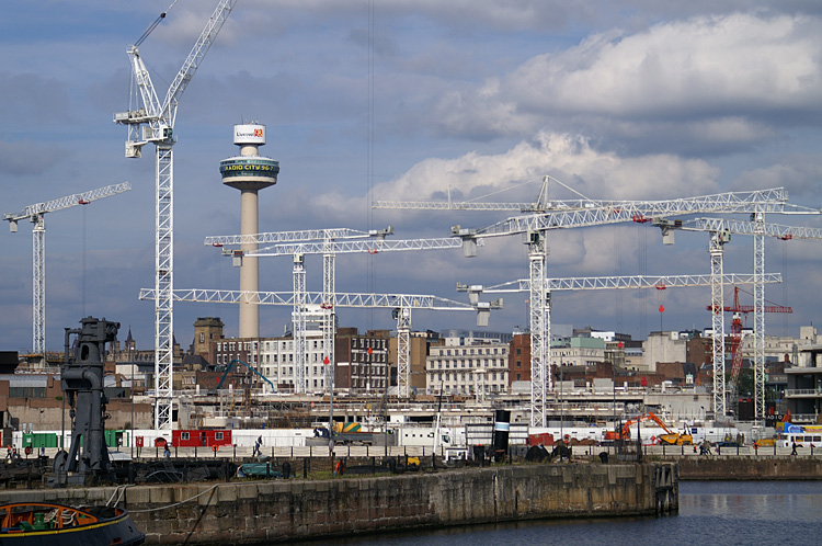 las gruas en los docklands de liverpool