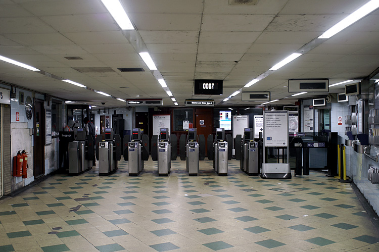 salida del metro a las 0:07