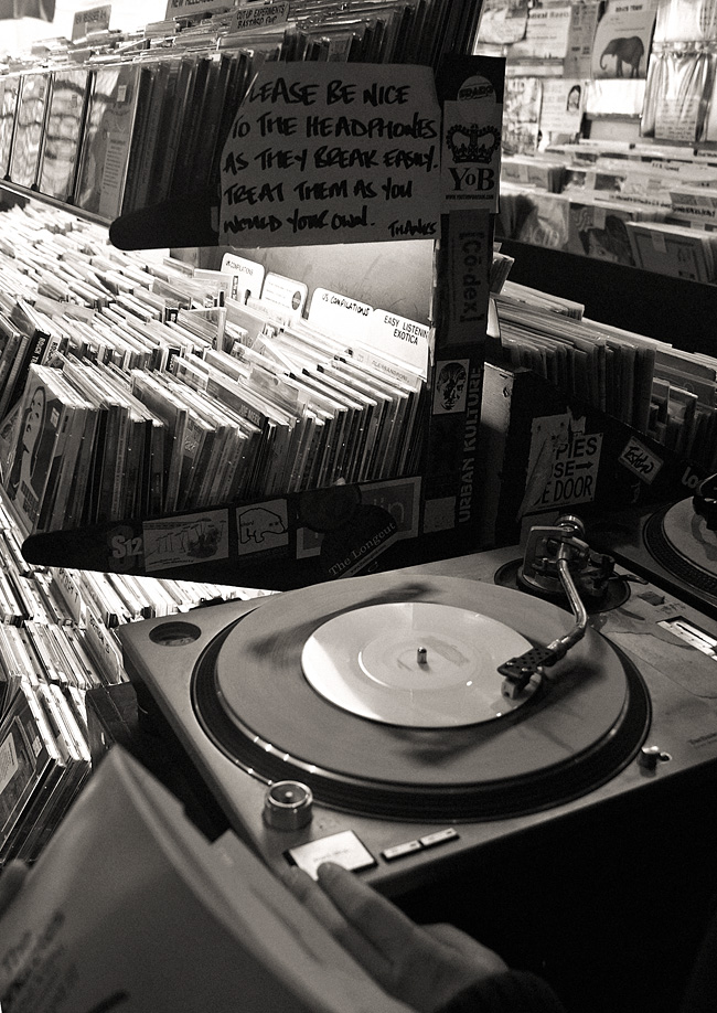 escuchando singles en rough trade