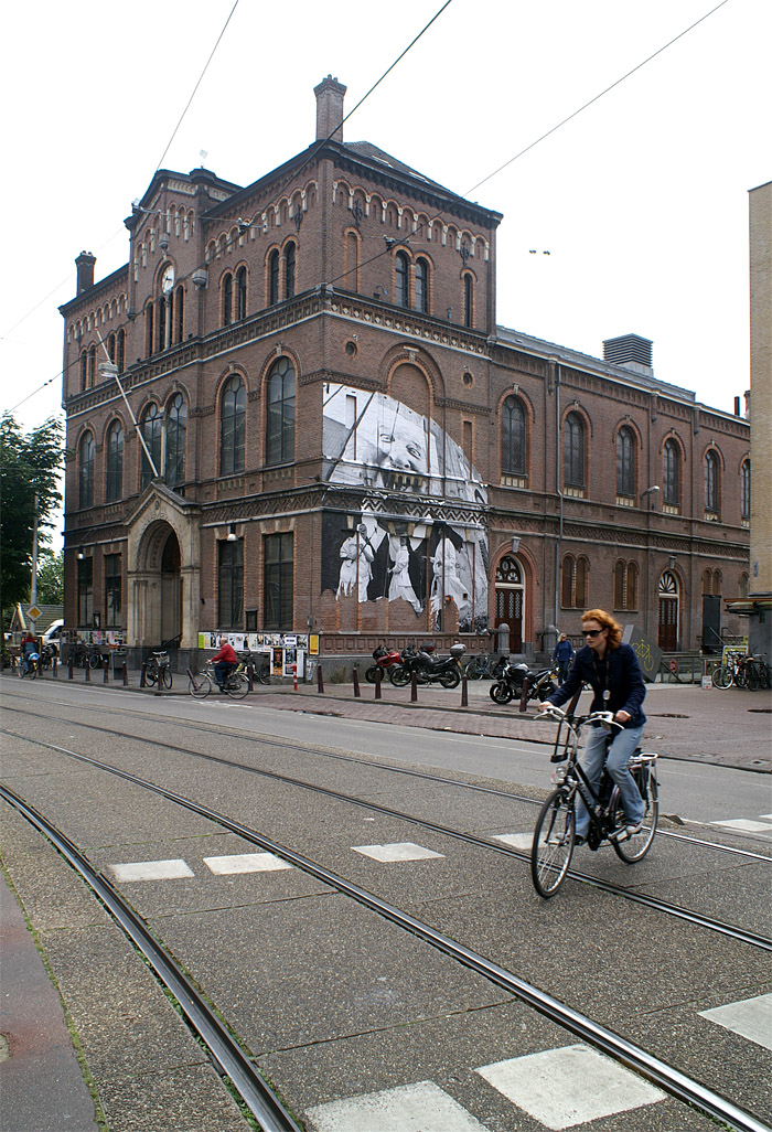 cruzando las vías del tranvía