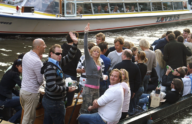fiesta en los canales de amsterdam