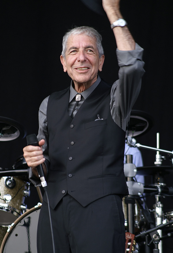 leonard cohen saluda al público asistente a la prueba de sonido
