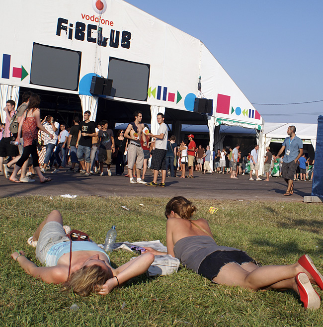 descansando frente al escenario fibclub