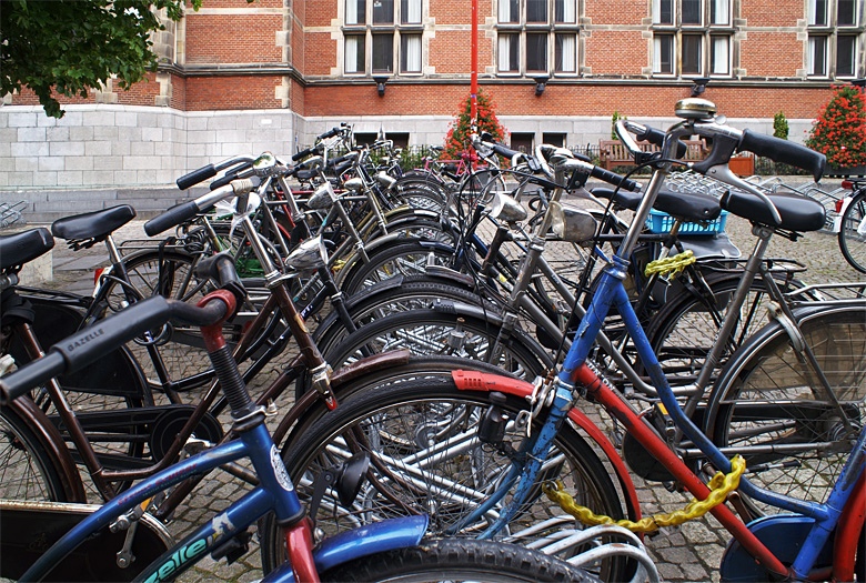 bicicletas aparcadas frente a la universidad de groningen
