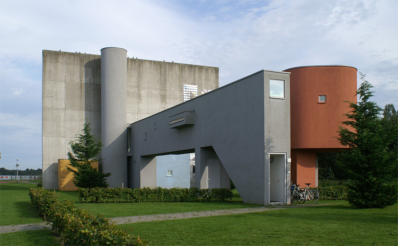 the wall house, la entrada