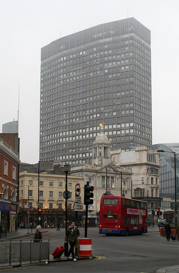 el autobús, el victoria palace y el portland house