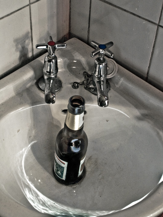 una san miguel en un lavabo inglés