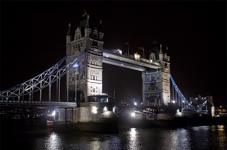 vista nocturna del puente de la torre de londres