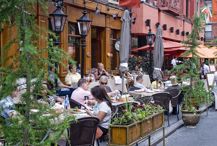 cenando en little italy