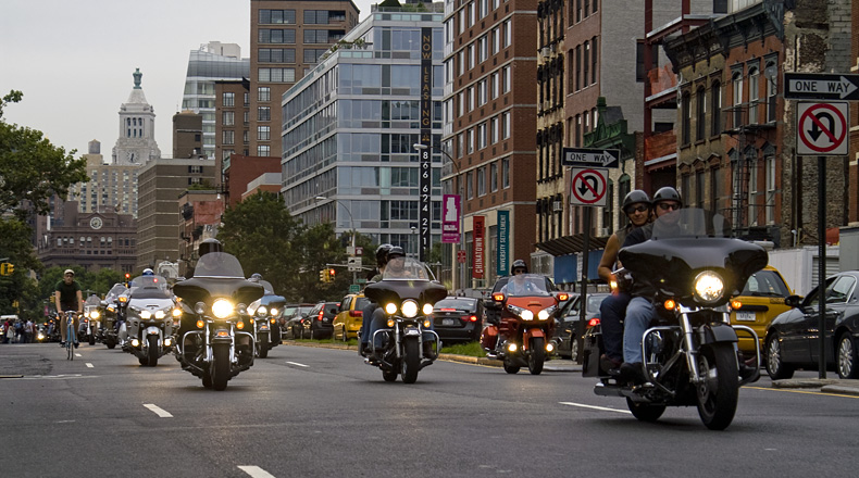 los motoristas y el ciclista