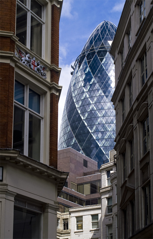 el gherkin se asoma tras los edificios