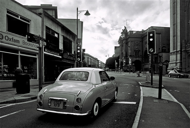 nissan figaro en las calles de bristol