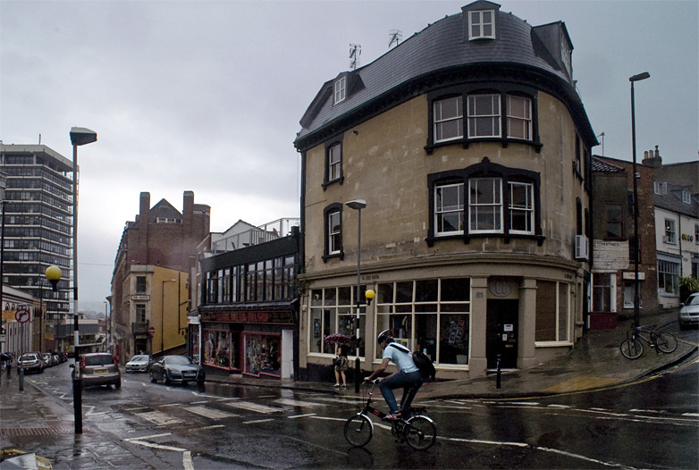 ciclista en bristol bajo la lluvia