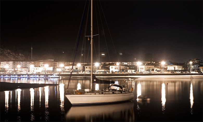 velero nocturno en el puerto de ribadesella