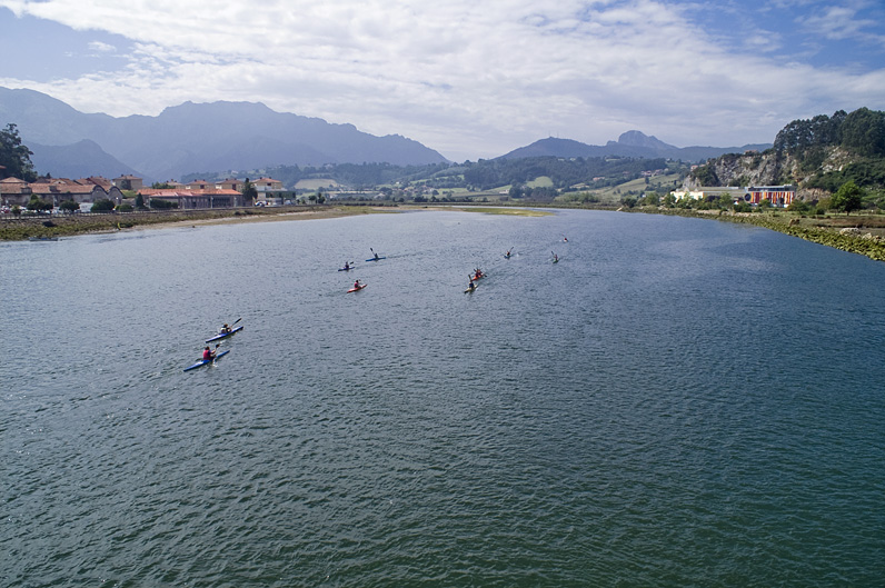piraguas llegando al puerto de ribadesella