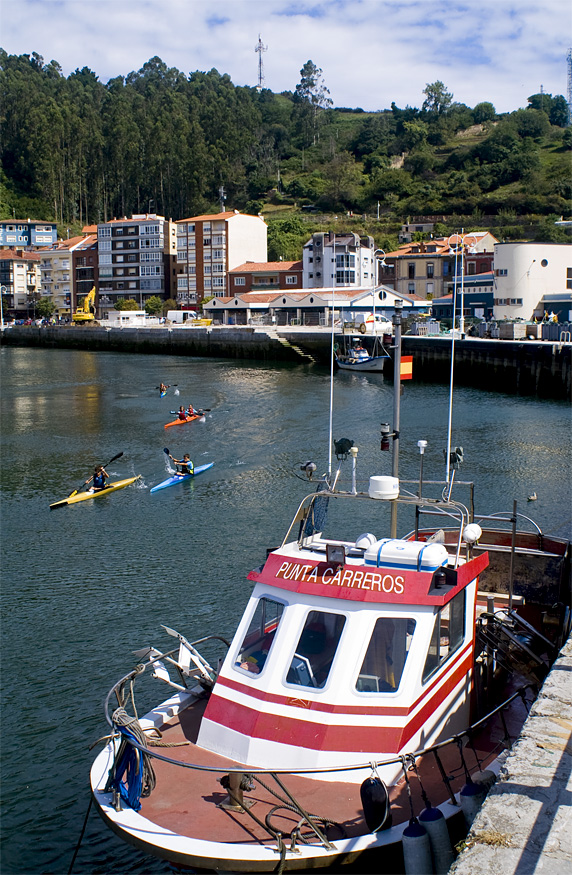 el barco y las piraguas