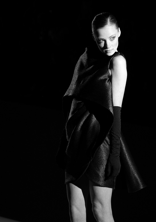 ojos verdes, vestido azul