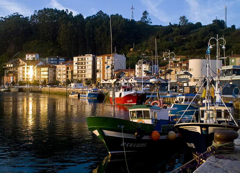 barcos en el puerto de ribadesella